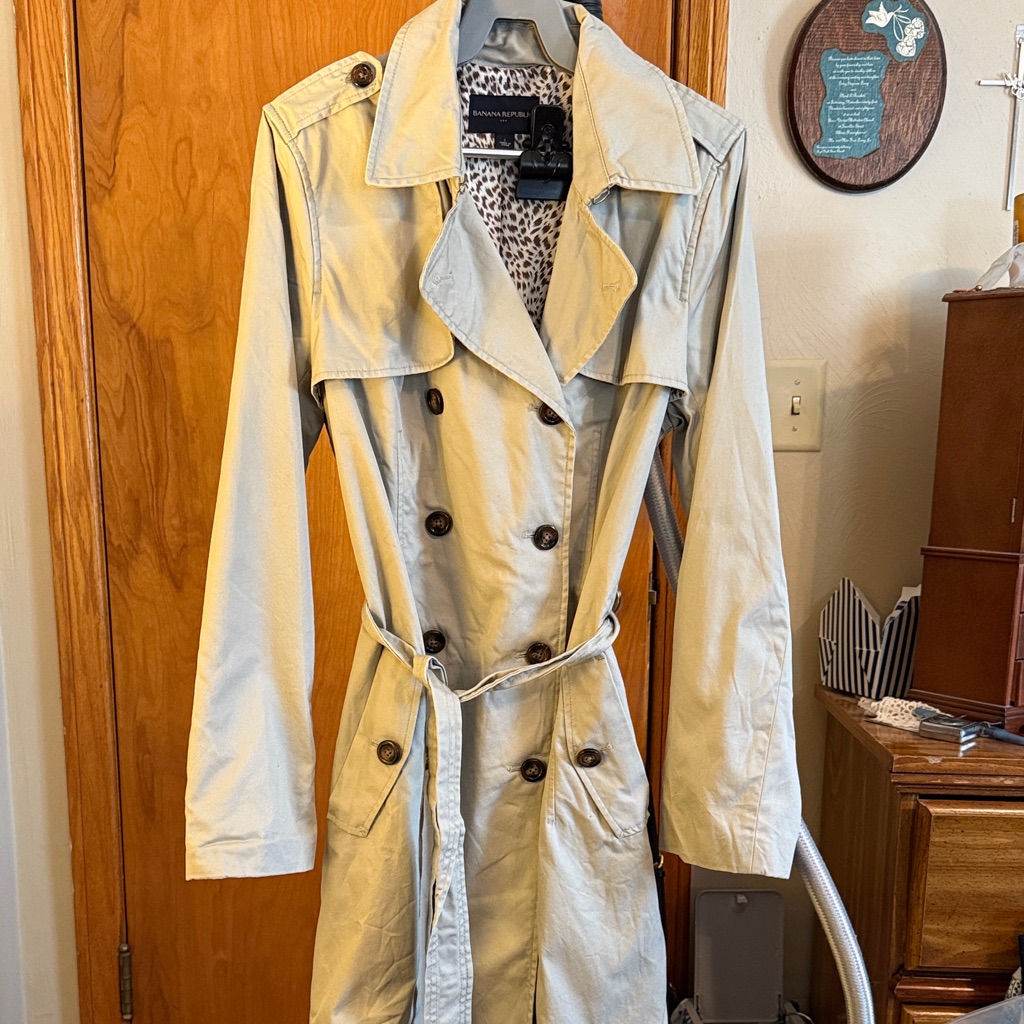 Banana Republic Light Tan Trench Coat. Size L. Like New